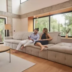 Diseño de sofá disponible en la colección de mobiliario