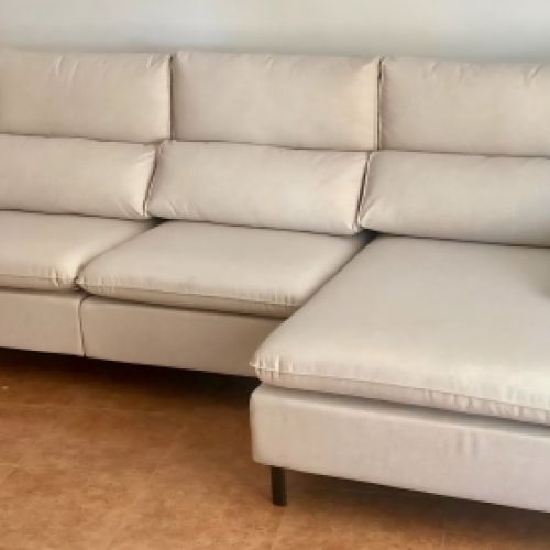 Sofa Cora con patas y asientos deslizantes