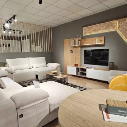 Exposición de muebles en la tienda de Medina del Campo