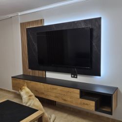 Mueble de Tv con panel en Olivo c/porcelanico negro