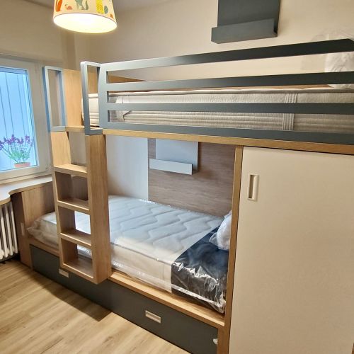 Cama tren con mesa de estudio