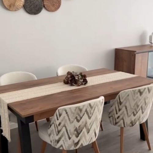 Mesa de comedor y sillas coordinadas