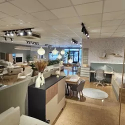 Espacio interior de la tienda con mobiliario en exposición