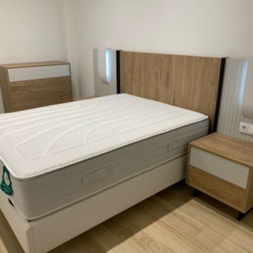 Dormitorio con panel y canape abatible tapizado