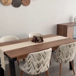 Mesa de comedor y sillas coordinadas