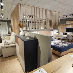 Zona de exposición con distintos tipos de mobiliario