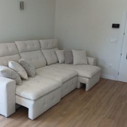 Sofá con asientos deslizantes y chaiselongue