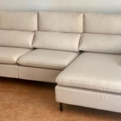 Sofa Cora con patas y asientos deslizantes