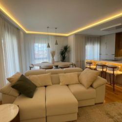 Sofa lineal deslizante de bandeja con brazos arcon