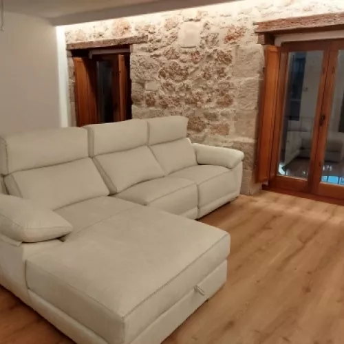 Sofa con relax electrico y costuras chocolate
