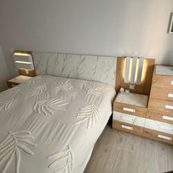 Dormitorio moderno en olivo y porcelanico blanco
