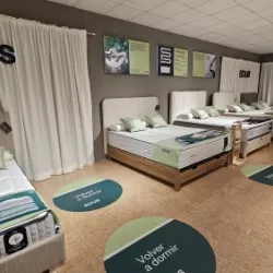 Área de exposición de mobiliario disponible en la tienda