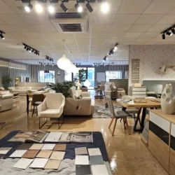 Ambiente decorativo dentro de la tienda de muebles