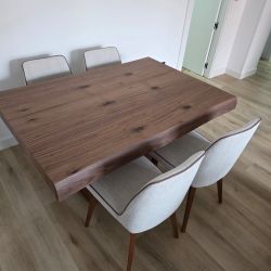 Conjunto de mesa en nogal con sillas
